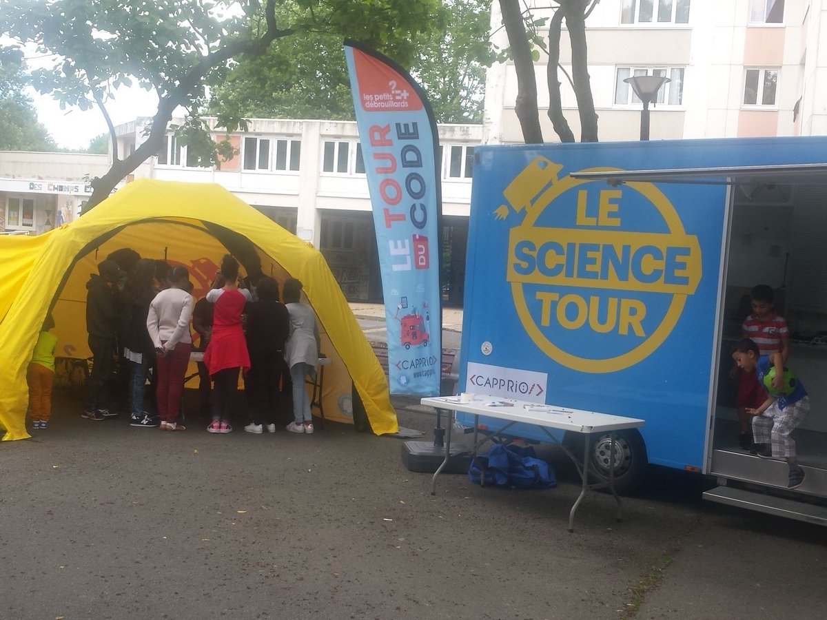 petitsdeb's tweet image. Alors,on fait quoi cet été? Venez jouer sur le Tour du code et vous initier gratuitement a la programmation #capprio