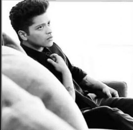 bere_yessica's tweet photo. Aquí vemos a Bruno mirando angustiado hacia su secuestrador, refleja miedo 😂😂 #SaveBrunoMars https://t.co/AVnaQUZ6mg