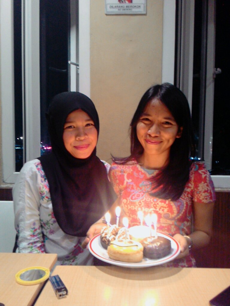 putriayunariyah's tweet photo. terima kasih mybesti @lalaladuddd dan @thika2810 untuk suprise ke 2 nya berasa ulang tahun mulu haha 😙❤🎊 https://t.co/QsmGpJeGCS