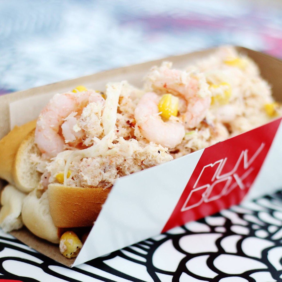 ✨ NOUVEAUTÉ ✨
Nouveau roll aux crevettes, crabe, mayonnaise, maïs et fenouil maintenant disponible au Muvbox! 🦀🍤