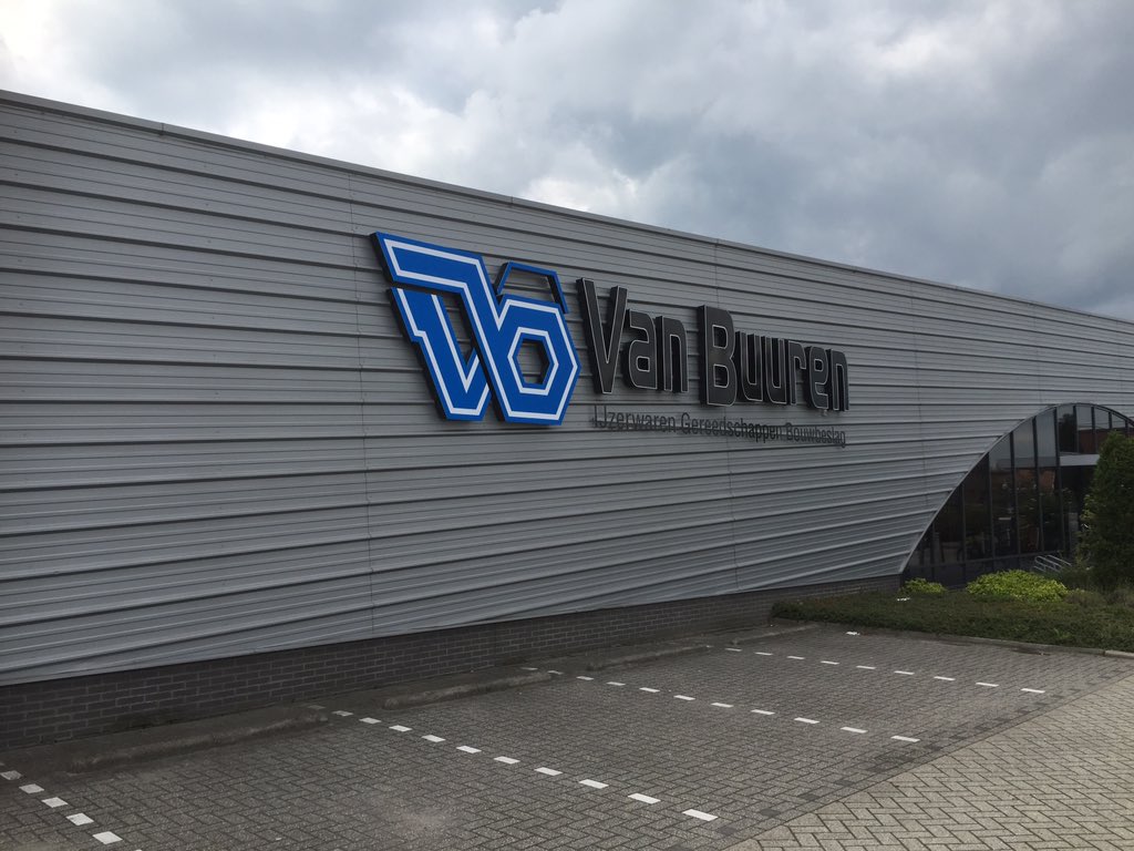 Nu de mooie #lichtreclame van <a href="/vanbuurengroep/">Van Buuren Groep</a> ook hangt is het tijd voor de verdiende vakantie!
