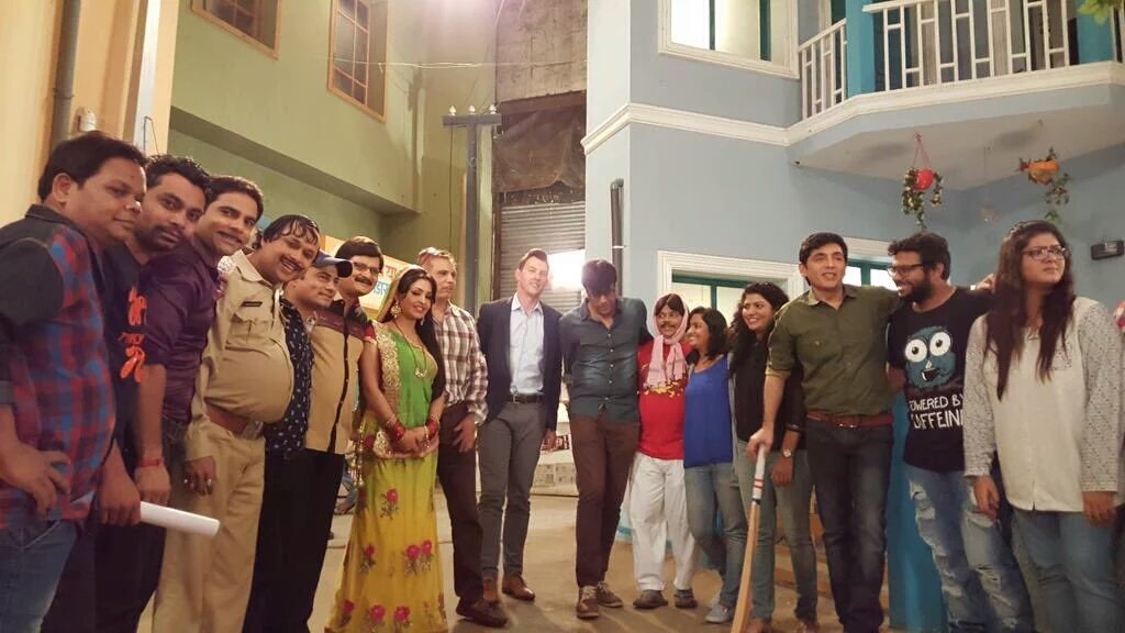 Iamsaaarrry's tweet photo. @BrettLee_58 on the sets of #BhabiJiGharParHain! Dekhte hain cricket ki baazi kaun jeetta hai! 😏 https://t.co/EvbP3UtGJy