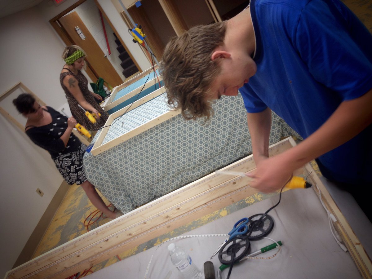 BreathingLtsNY's tweet photo. Assembling #BreathingLights never seems to end. Thankful for all our volunteers! #PublicArtChallenge #UpNYCreative https://t.co/X5b1hJZOHT