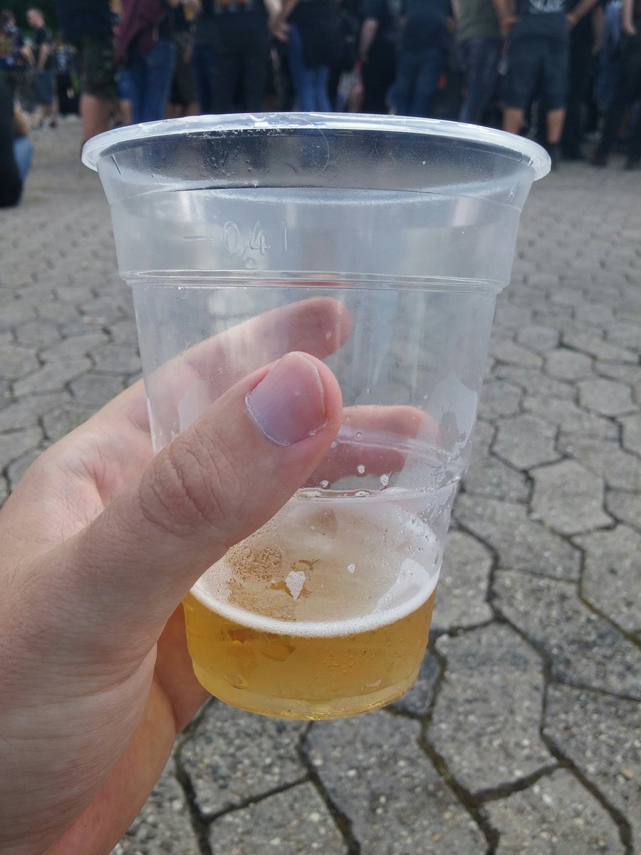 PeacemakerZockt's tweet photo. Noch gemütlich #Bier trinken und auf @destruction warten. #Saarmageddon https://t.co/emED4ugeE6