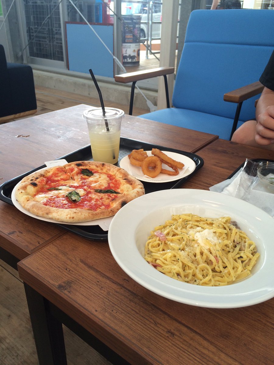 LN1p1's tweet photo. 休日に入院中の息子を連れてランチ💕志免町にOpenしたTSUTAYAガレージ内のナポリス😊雰囲気が最高でした👍🏻
子供達も退屈しない大型スクリーンでジブリの上映もあってました✨
#休日#ランチ#紅の豚 https://t.co/OxhakJJ69C