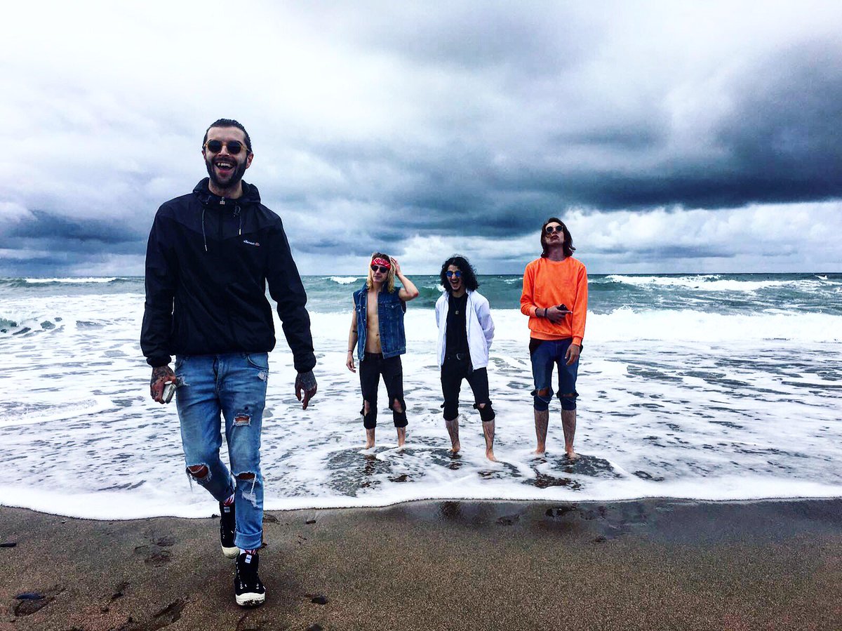 THEHUNNABAND's tweet photo. LEOPALLOOZA π On stage at 7pm π₯ Surfs UP #thehunna100 @LEOPALLOOZA https://t.co/xfApFHNZc3