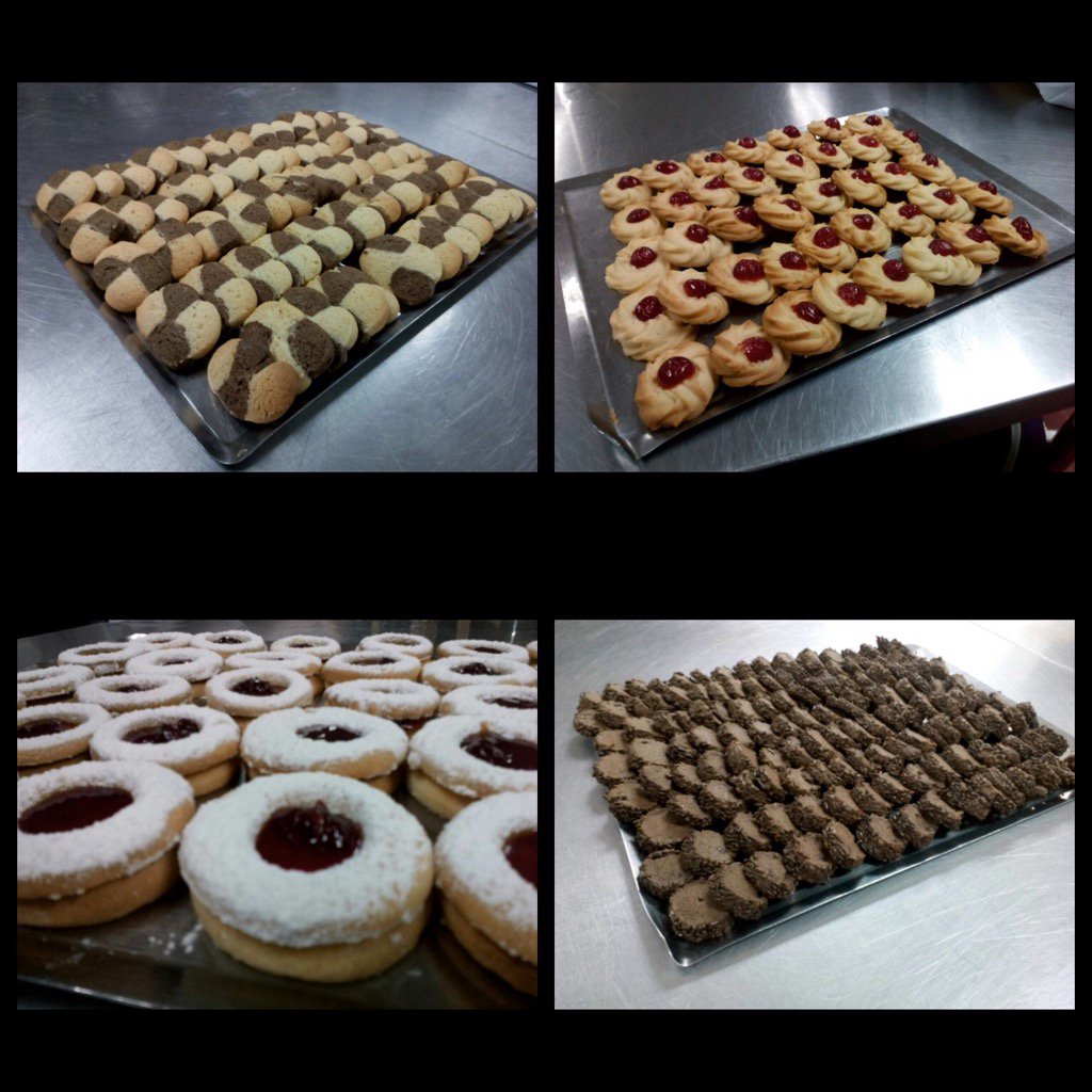 DesanglesRonald's tweet photo. Elaboración de galletas con mis alumnos de la maestría de Pasteleria de @gappvzla #chocolate #instasize# #cocoaking https://t.co/1y3rwJT9jD