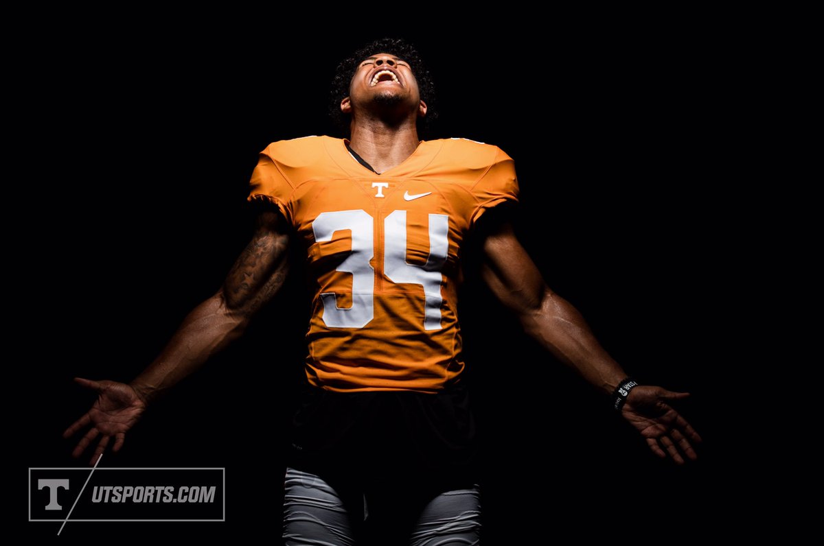 3 days til training camp, 34 days til the season 🍊🏈 Be #EL17E