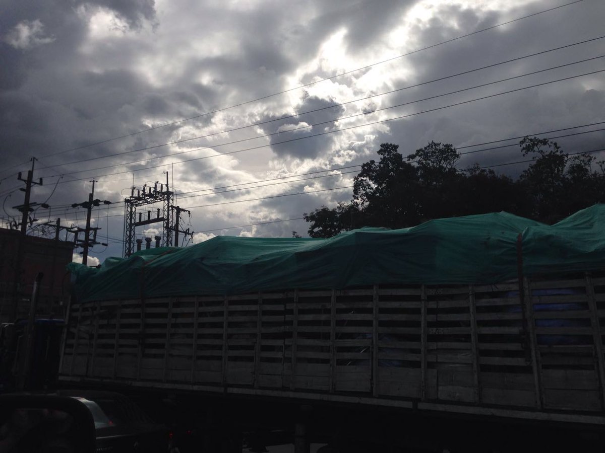 elcolombiano's tweet photo. En carretera poco se duerme. Muchas veces solo parquea y duerme 3 horas dentro del vehículo #Twittercrónica https://t.co/Z2eleMOpsB