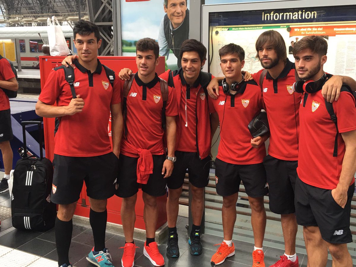 SevillaFC's tweet photo. Los jugadores del #SevillaFC antes de partir en tren hasta Hamburgo 🚅⚽ #vamosmisevilla https://t.co/akAPQtjSNQ