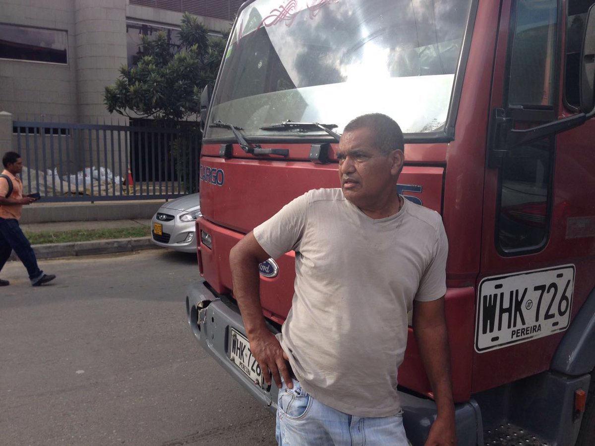 elcolombiano's tweet photo. Afuera del lugar, espera dos horas y llama a su esposa a decirle que ya no alcanza a viajar a Cali #Twittercrónica https://t.co/C4VjKfFvKd