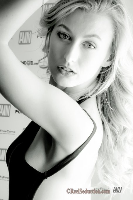 Sneak peek @AVNMediaNetwork behind the scenes with @AlexaGraceXXX  #realmodel #posee #scurve #sex https://t<a class="tags" href="/tag/avnmedianetwork">@avnmedianetwork</a><a href="/tag/sex"class="tags"><span>#sex</span></a><a href="/tag/realmodel"class="tags"><span>#realmodel</span></a><a href="/tag/posee"class="tags"><span>#posee</span></a><a href="/tag/scurve"class="tags"><span>#scurve</span></a>