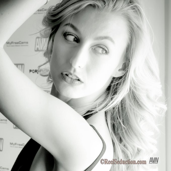 Sneak peek @AVNMediaNetwork behind the scenes with @AlexaGraceXXX  #realmodel #posee #scurve #sex https://t<a class="tags" href="/tag/avnmedianetwork">@avnmedianetwork</a><a href="/tag/sex"class="tags"><span>#sex</span></a><a href="/tag/realmodel"class="tags"><span>#realmodel</span></a><a href="/tag/posee"class="tags"><span>#posee</span></a><a href="/tag/scurve"class="tags"><span>#scurve</span></a>