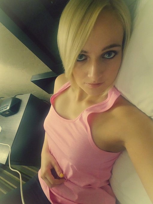 Omg been up since 3am....but I'm going home to hot amazing FL!  😄 keeping myself entertained on this<a href="/tag/tittytuesday"class="tags"><span>#tittytuesday</span></a>