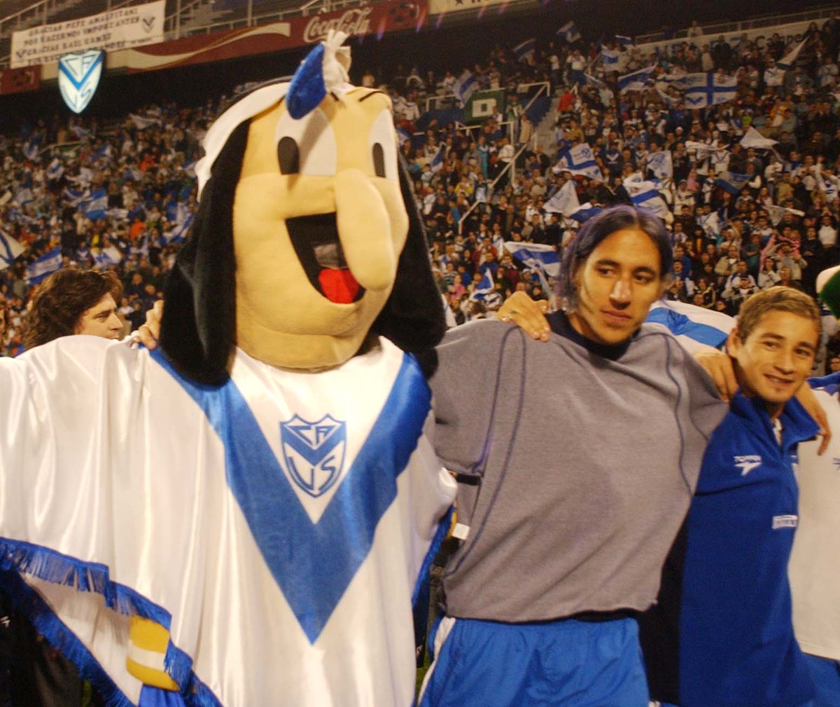 FotoFutbolRetro's tweet photo. [2005] Vélez campeón 2005. ¿El Muñeco de Jonás? https://t.co/VtlRFaWtPx