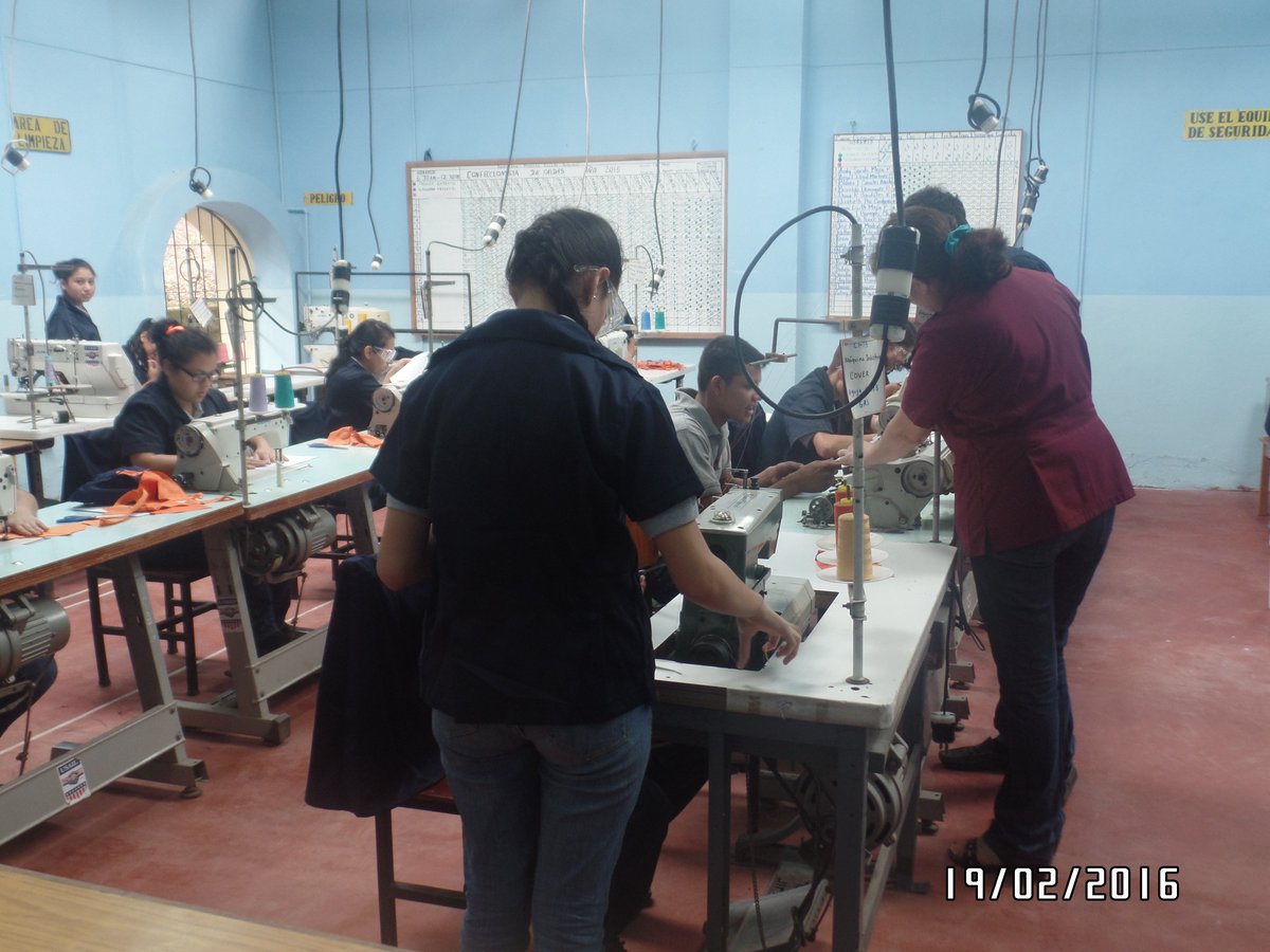 CEVEM1998's tweet photo. Nuestros Alumnos de Corte y Confección en plena Capacitación en curso de Modista. @cesarpintop @CADERHN https://t.co/tCpM2OvcNR