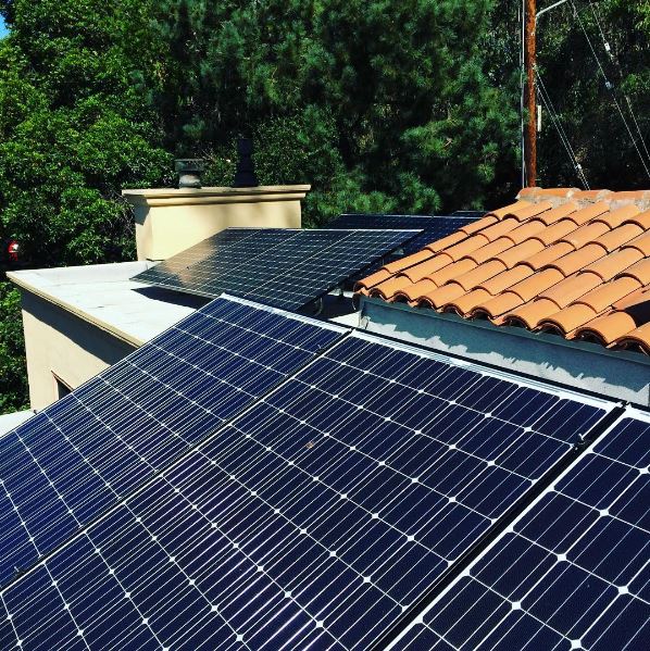 Avatar_Energy's tweet photo. 4.87kW #solar system in #oakland. These 15 #panasonic #solarpanels are tied to a 10kWh panasonic #battery pack. https://t.co/tgrxpjPBfd