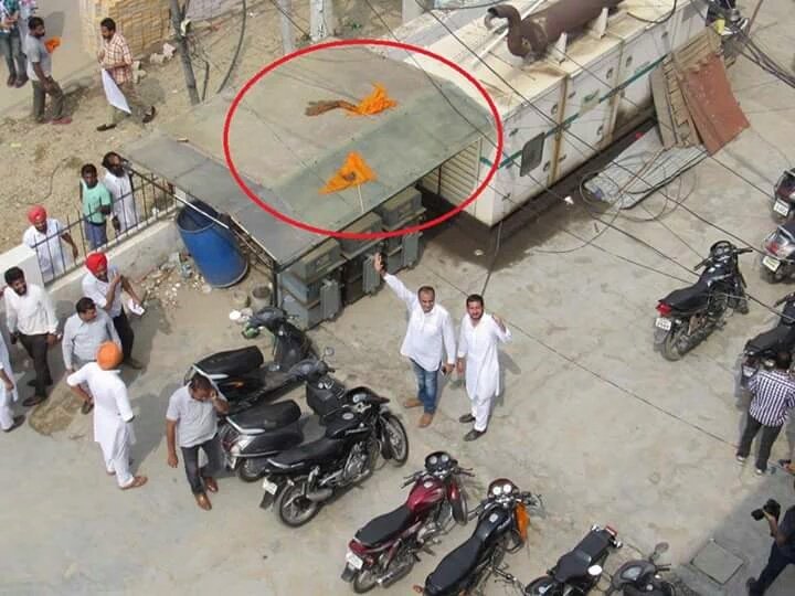 IACAbhi's tweet photo. .@ArvindKejriwal की रैली मे विरोध करने जा रहे लोग भी कुछ ही देर मे अपने झंडे फेक केजरीवाल के हो लिए! #AKMagic https://t.co/hWSFUwpIgk