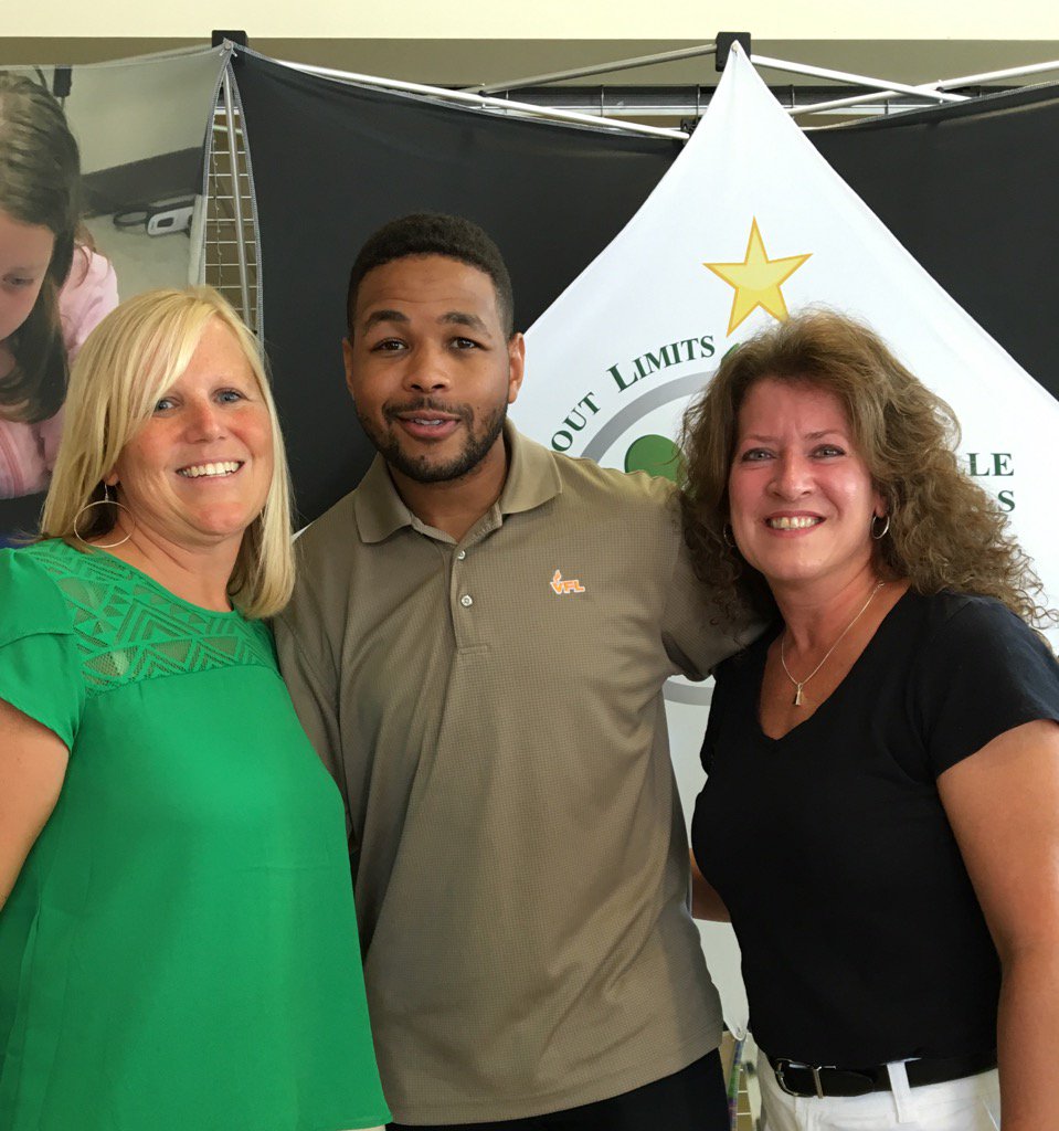EV3rdGrade's tweet photo. Thrilled to meet and talk with our inspiring speaker! @InkyJohnson #GCSOpening2016 #inspired https://t.co/pB6AEXuCDI