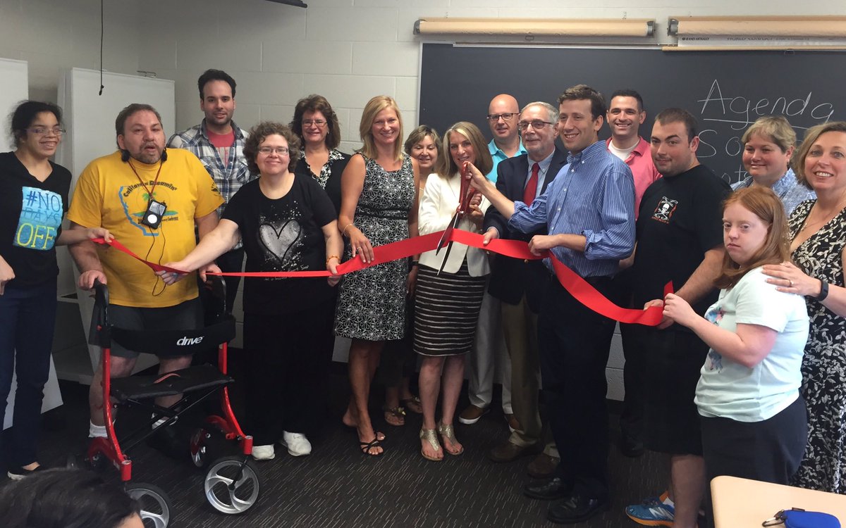 KLemleyRoberts's tweet image. @ComcastImpact @ComcastNewEng proud to award grant to @MARC_CommRes for #DigitalLearningLab @MxCC_CT #Middletown