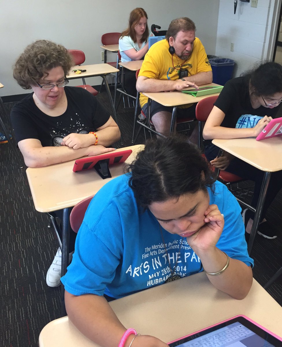 KLemleyRoberts's tweet image. @ComcastImpact @ComcastNewEng proud to award grant to @MARC_CommRes for #DigitalLearningLab @MxCC_CT #Middletown