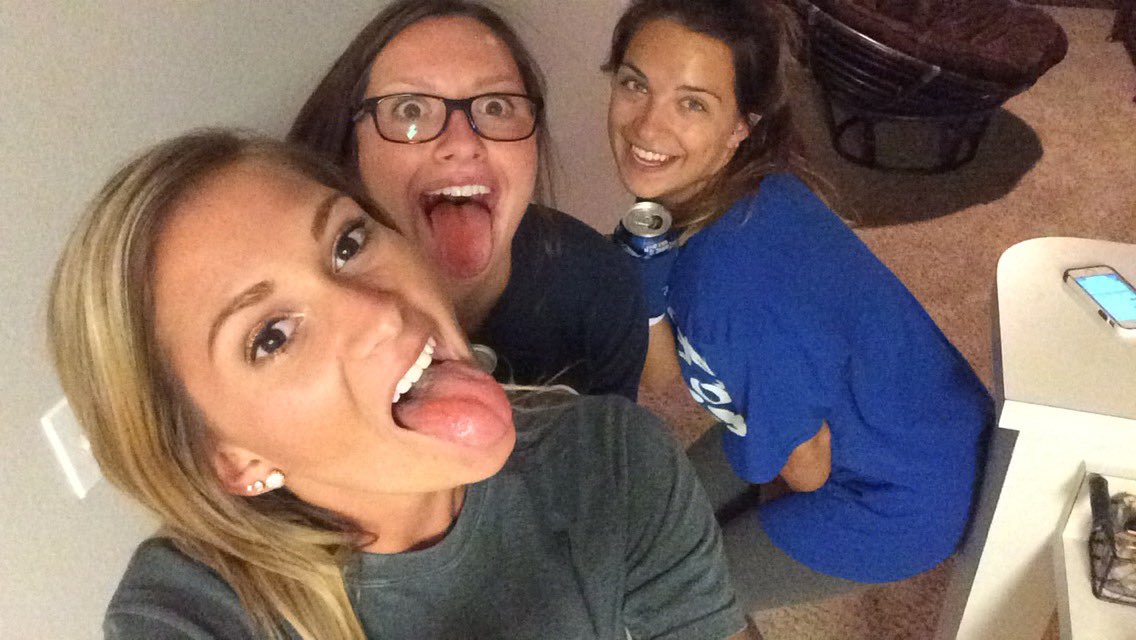 ReggieeBushh's tweet photo. happy birthday to my roomie!!! please don't die 💋 @ElleWolod https://t.co/uBc7SfEXtA