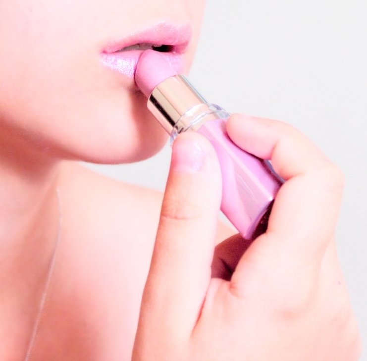 Aprovechando que es el #NationalLipstickDay, cuéntenme, ¿cuál es su tono favorito? Mío: vino, rosa, morado y rojo.