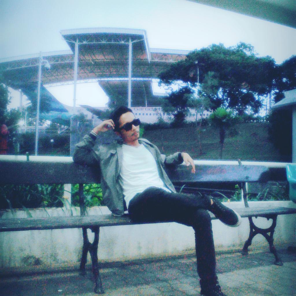 runothe's tweet photo. Have you ever think about me ? About my condition..im here always thinking about you girls :( :s https://t.co/ZRgWYROANt