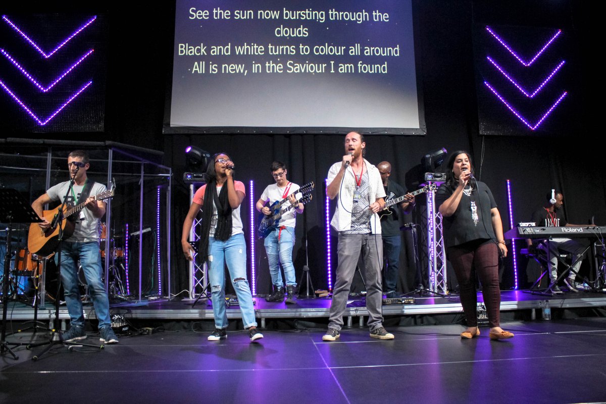 FGenWolves's tweet photo. @LouEngle ministering to the youth this evening! #FG16 #WeAreOne #FrontlineGeneration https://t.co/KDqBGYMhfd