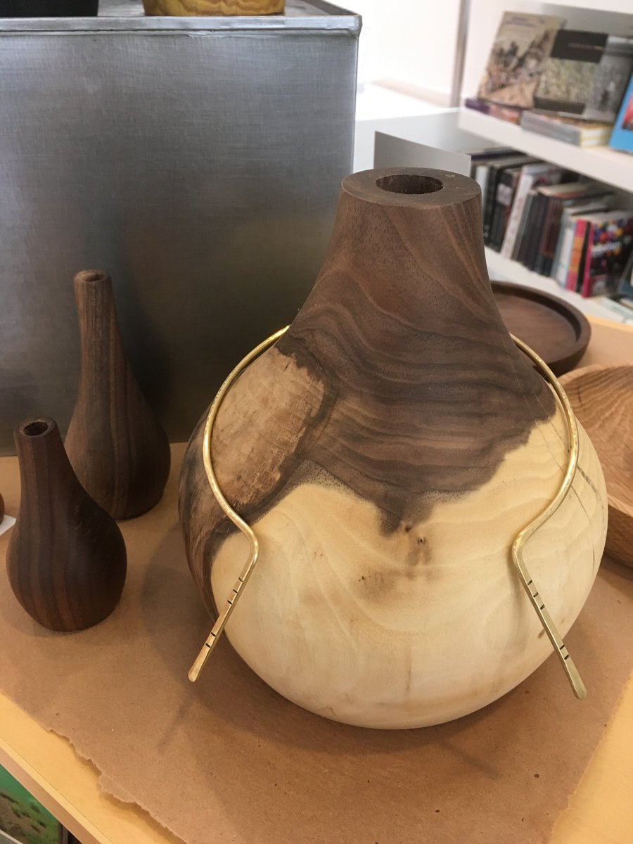 kemperartmuseum's tweet photo. Whoa! Dry vase by #CollinGarrity serves as an excellent stand for this @FableAndLore choker. #artyoucantakehome https://t.co/qMdl5DHI3u
