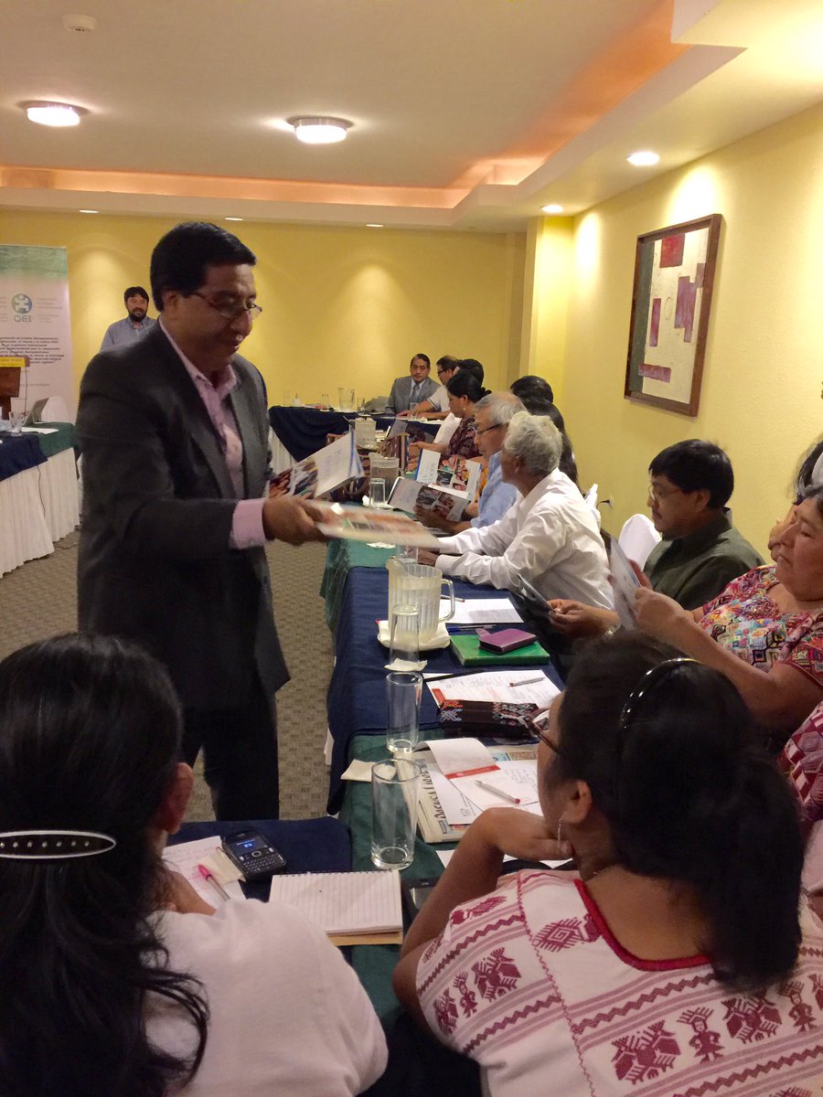 MineducGT's tweet photo. Director de #DIGEBI entrega Plan Estratégico de Educación a Pueblos Indígenas en Encuentro Nacional https://t.co/uN9RRpnUmH