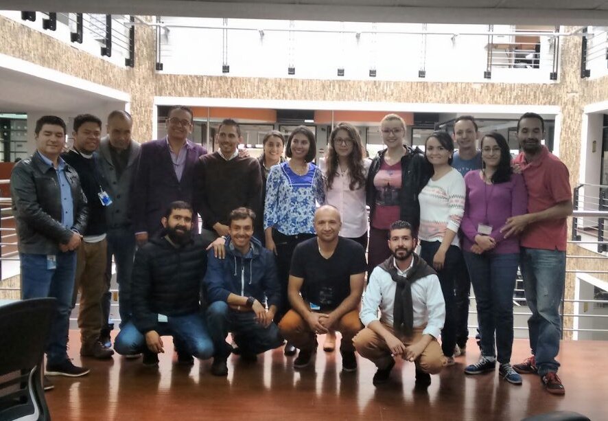 <a href="/MCColingrid/">Ingrid Gomez Jojoa</a> con el equipo de profesionales sordos del INSOR. #SeHablaEnLenguaDeSeñas