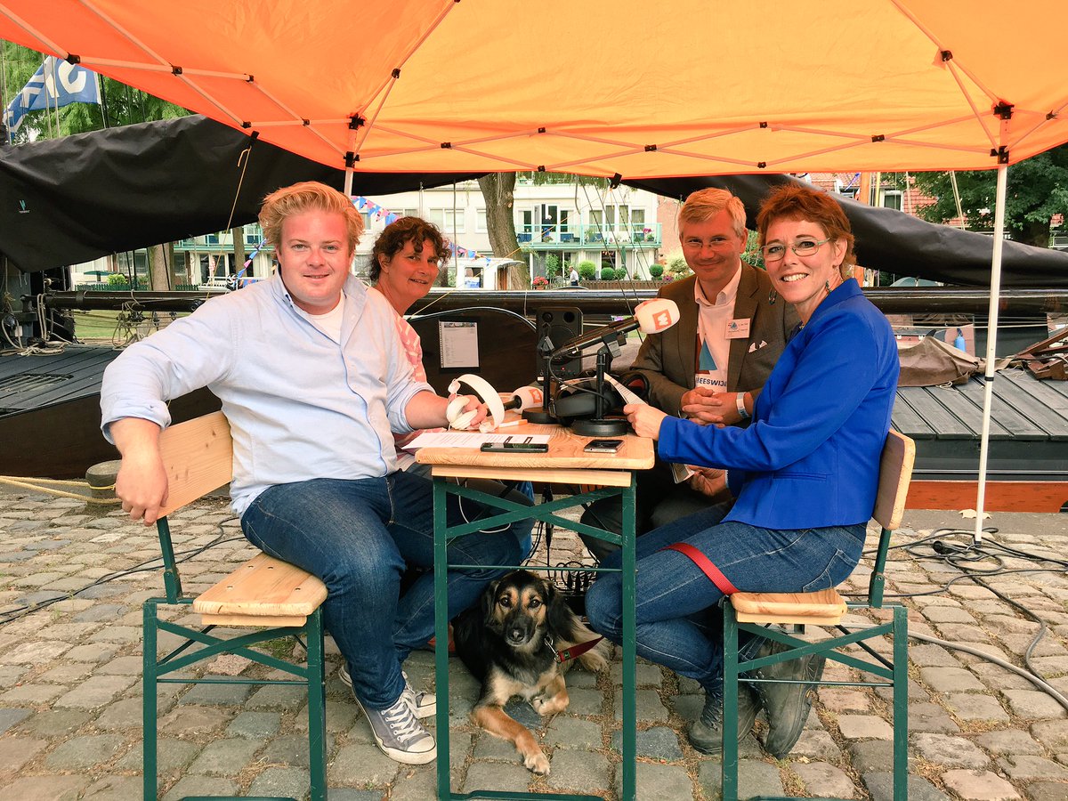Iedereen heeft er zin in, hier in Vreeswijk! #TourdHollande nu live op <a href="/NPORadio1/">NPO Radio 1</a>, met <a href="/florisprenger/">Floris Prenger</a>. #WNL