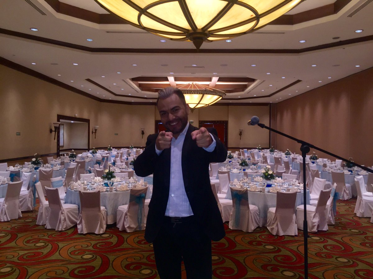 Billymanagement's tweet image. A pocos minutos de salir a escena @ChrisLopezMusic de @NARTstudio evento productos @AVONGuatemala