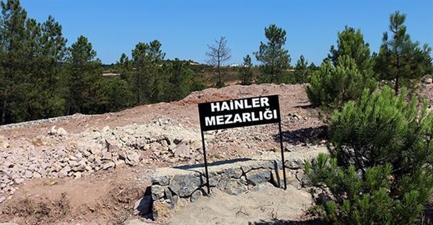 TRplatform's tweet image. Sign reading ‘Traitors’ Cemetery’ put in place after failed July 15 coup attempt removed from graveyard in Turkey