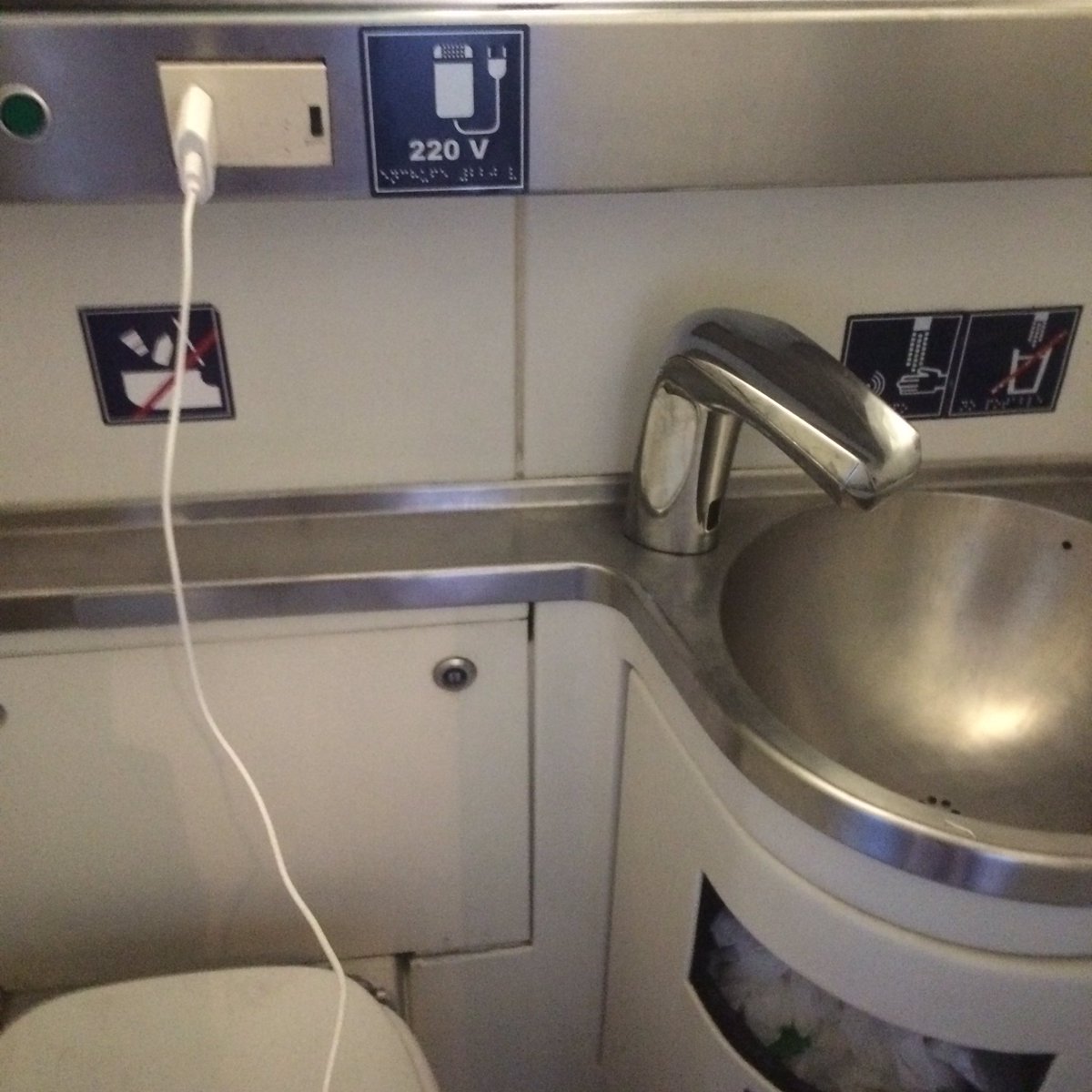 el_Pablinho's tweet photo. @Renfe a la última! 12h de viaje y haciendo cola para cargar el movil en el baño! https://t.co/xLDHFsi2We