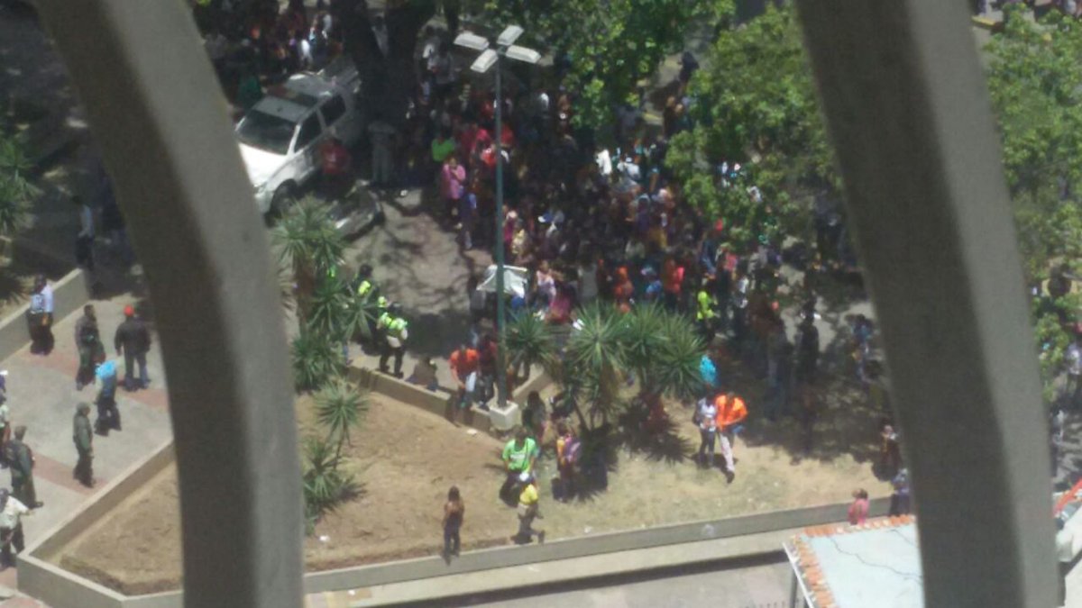 Reportan #Saqueos  a comercios y camión de harina en sector La Concordia, centro de #Caracas