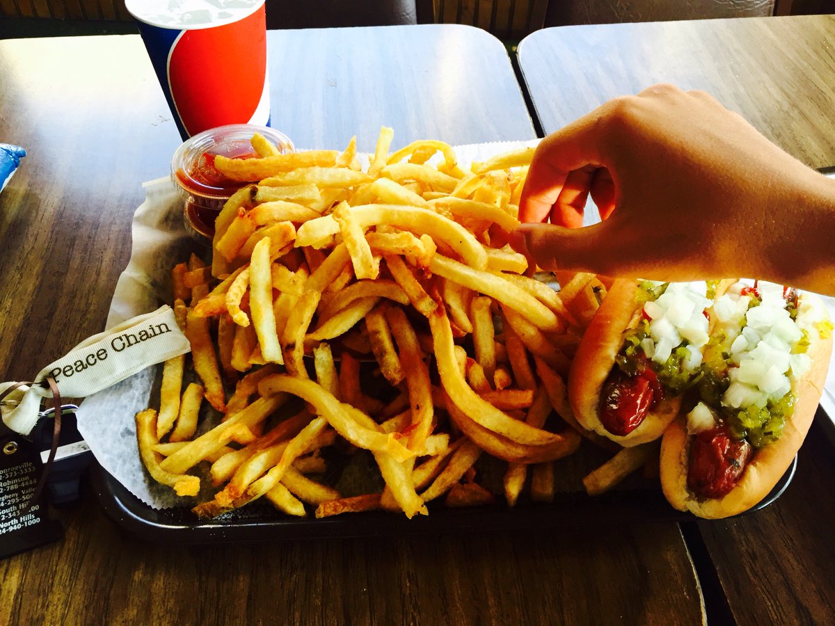 thepeacechain's tweet photo. Lunch time spent connecting with my high school son! #connecting #peace #peacechain #peaceful #hotdogs #lunch https://t.co/uvM1wKsdug