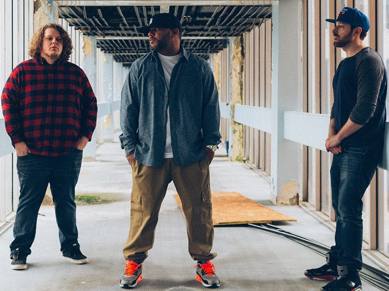 .<a href="/uglyheroes/">Ugly Heroes</a> escape death while rapping their eulogies in a video for "Daisies" ow.ly/psgC302K4sn