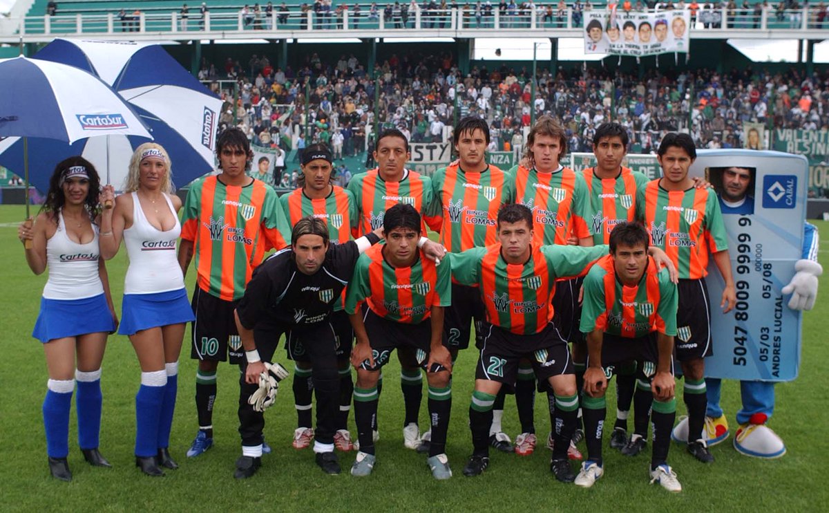 FotoFutbolRetro's tweet photo. [2007] Extraña pero linda casaca de Banfield. Formación junto al hombre tarjeta https://t.co/0CKwybV9y2