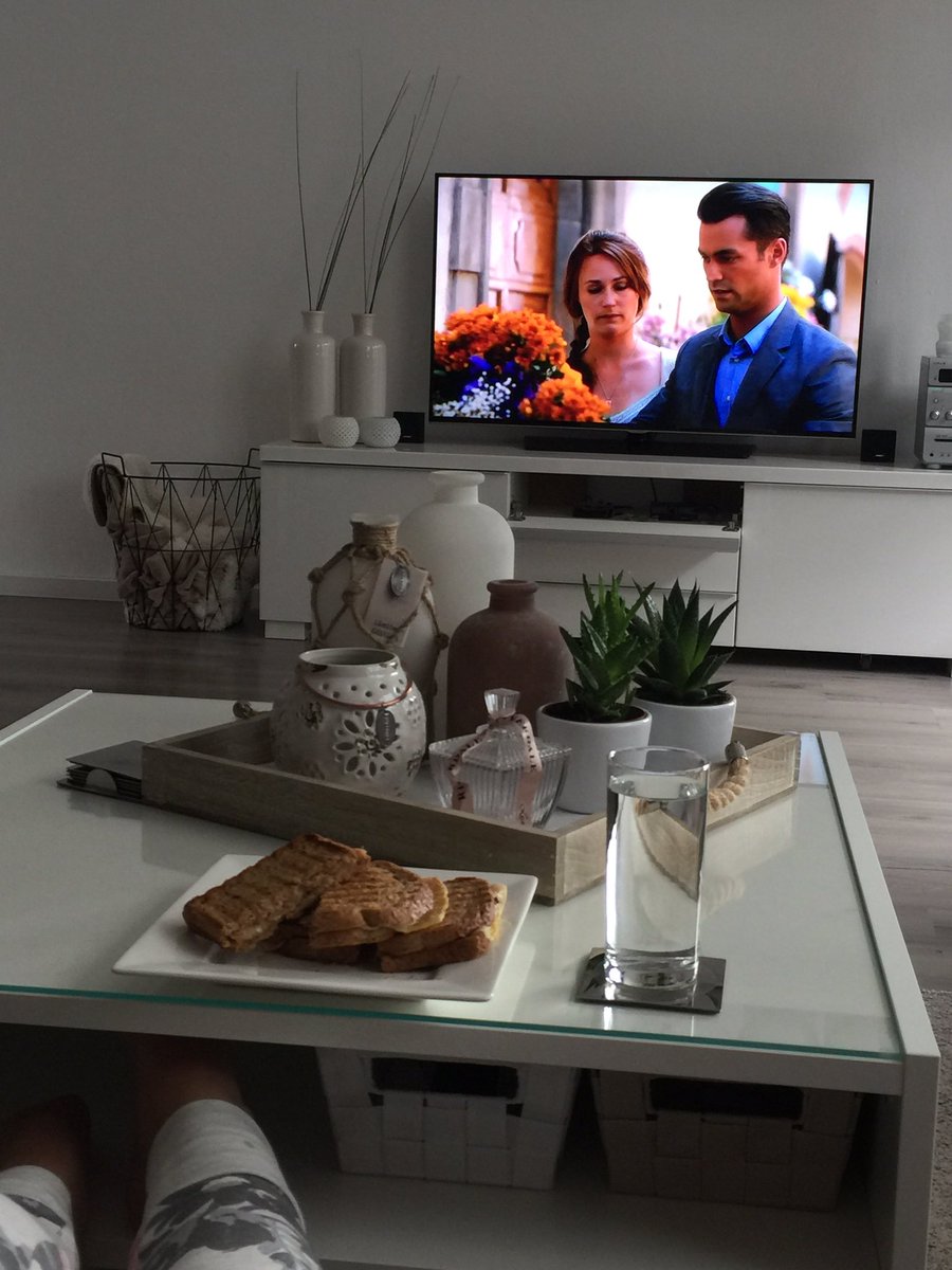 FemkeJansen92's tweet photo. Genieten van het #weekend #Toscaansebruiloft #film #ontspanning https://t.co/lD5NrPhDAN