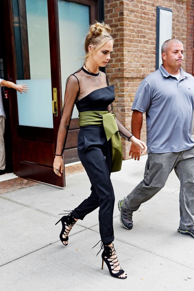 cazdelvizlove's tweet photo. Cara leaving her hotel in NYC. (29-07-2016) #caradelevingne https://t.co/kuCJSC2jbV