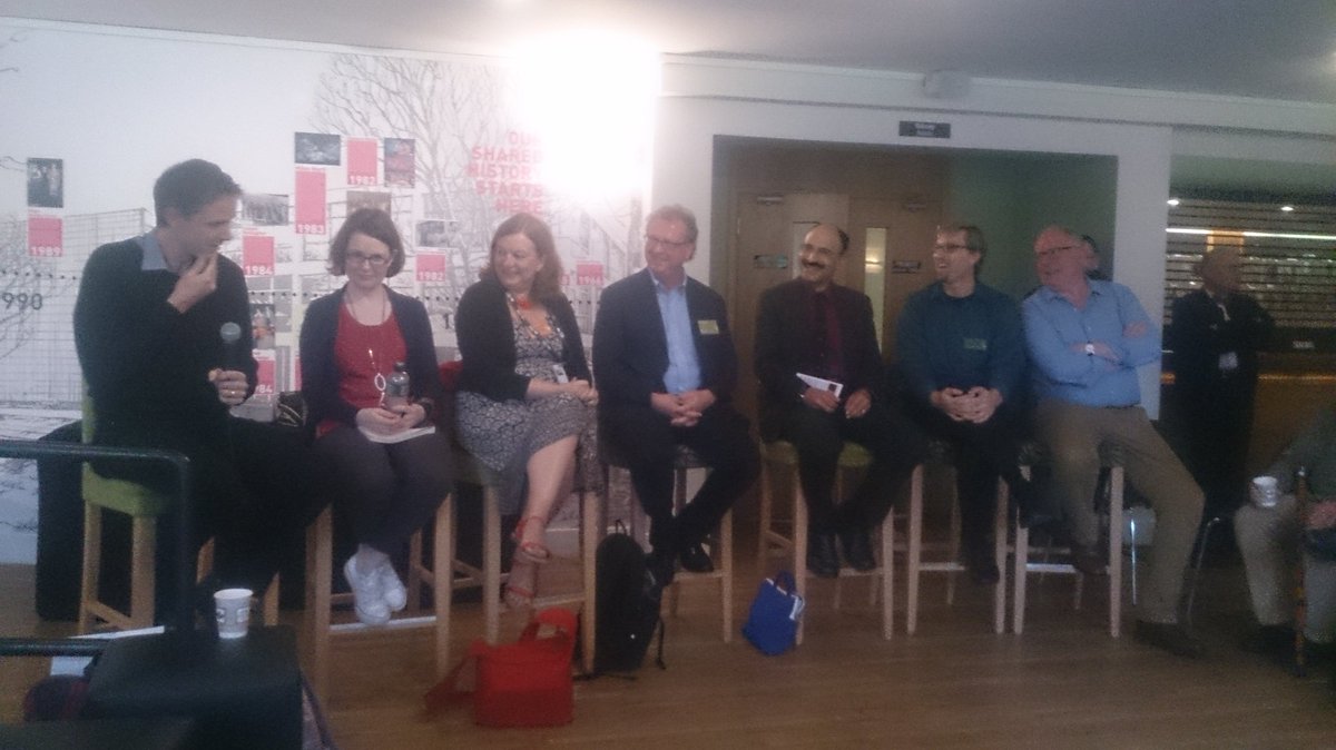 avaunt_la_garde's tweet photo. Jahan Ramazani and the Round Table of Week 1 - blowing your mind for the gazillionth time this week!#DateswithYeats https://t.co/B2le2WdEBL