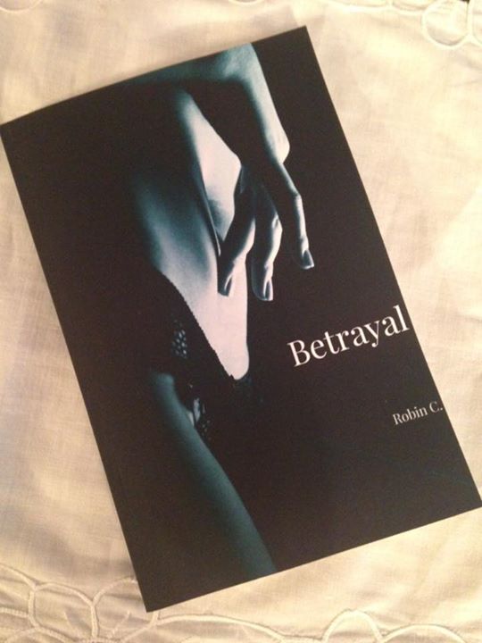 zaffiro_paola's tweet photo. Reading... #Betrayal #RobinC 📖 📖 📖
@cricrila70 https://t.co/sOEn9thgOO