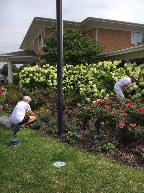 WabtecCorp's tweet photo. Our volunteers are landscaping, gardening and cleaning up @FisherHouseFdtn during today's #GEChicago Community Day. https://t.co/pmA2nBK5mp