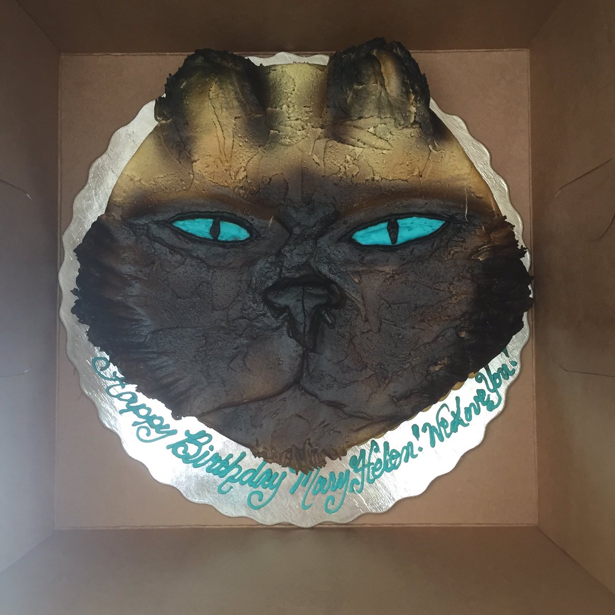 mhbethune's tweet photo. when ur parents get u a cake that looks like ur cat https://t.co/WeiUaeLd78