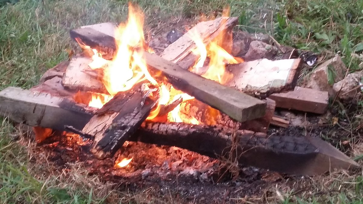 AmandaLitvinov's tweet photo. With a natural fire pit in full blaze https://t.co/99UssUnsNR