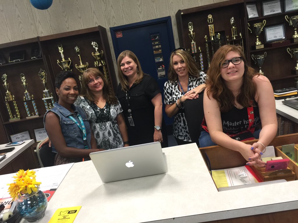 itsjnash's tweet photo. Bradwell Media Center is ready to roll! #OpenHouse20162017 @MelissaMcCallar https://t.co/Hzvm1WWz53