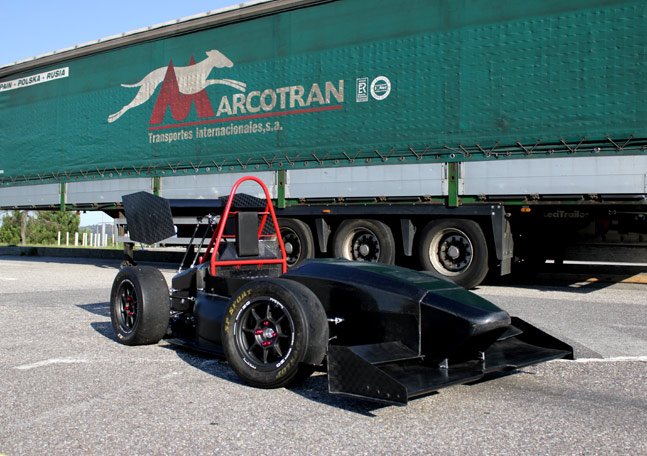 Farodevigo's tweet photo. 🎥 GALERÍA ➡ El monoplaza de @UVigoMotorsport pone rumbo a la República Checa https://t.co/x7oDDT9X6m https://t.co/nRUogY8U49