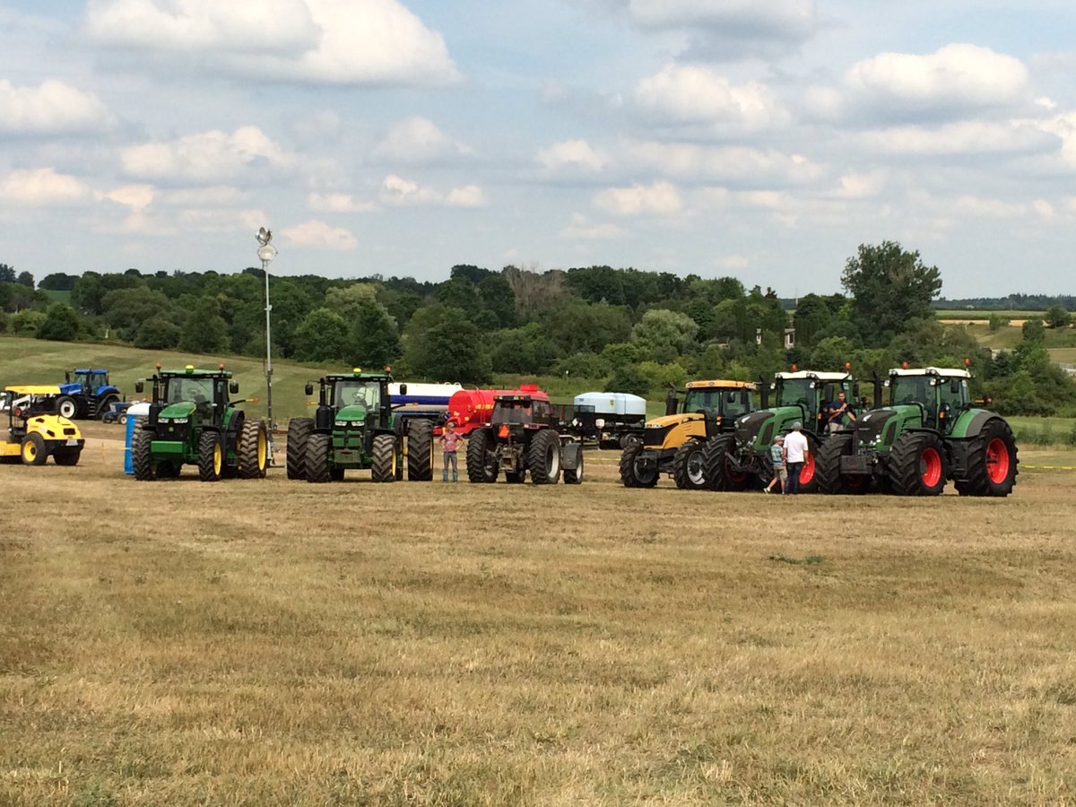 drewdebruyn's tweet photo. Farm stock starting to show up for @EmbroPull Should be a good time! #fullpull16 #ontag https://t.co/ltjJfH12Fl